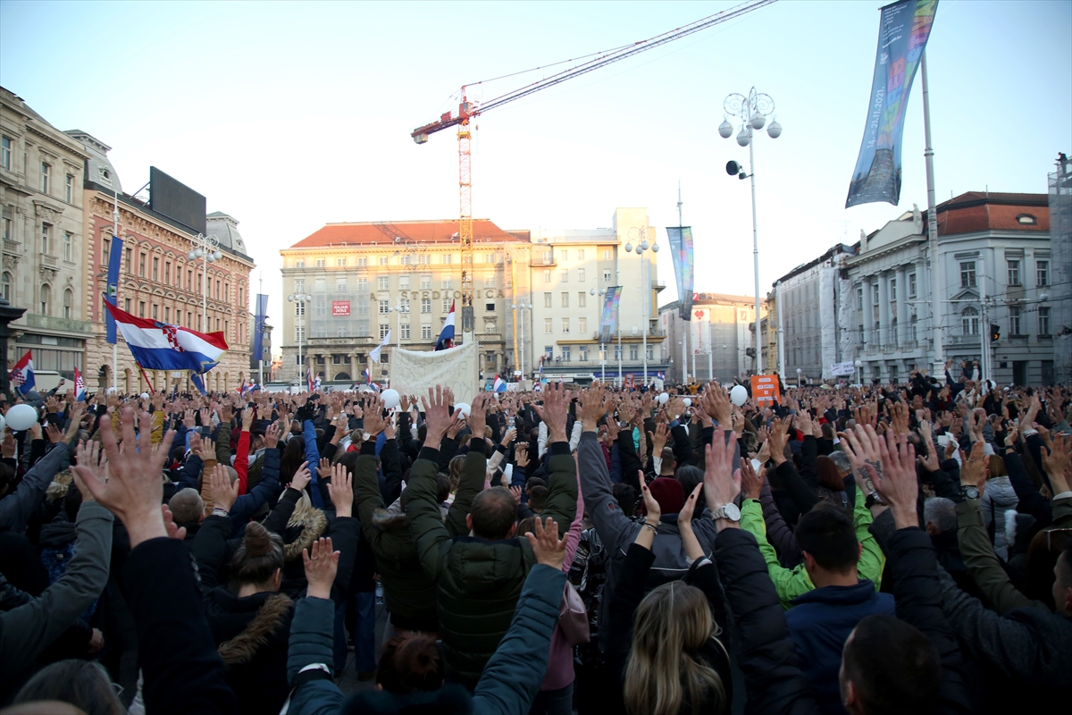 U Zagrebu hiljade prosvjednika protiv Covid potvrda i cijepljenja
