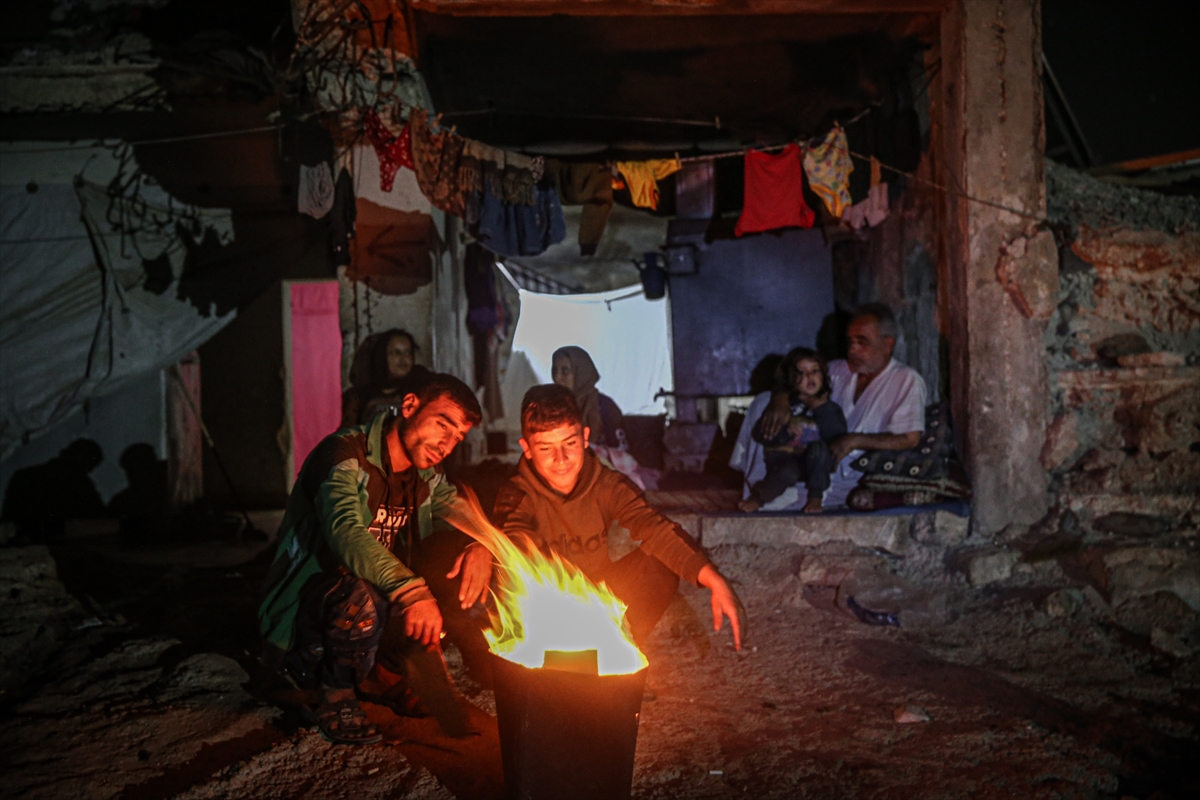 Na desetine porodica živi u neuslovnim i razrušenim školama u Idlibu