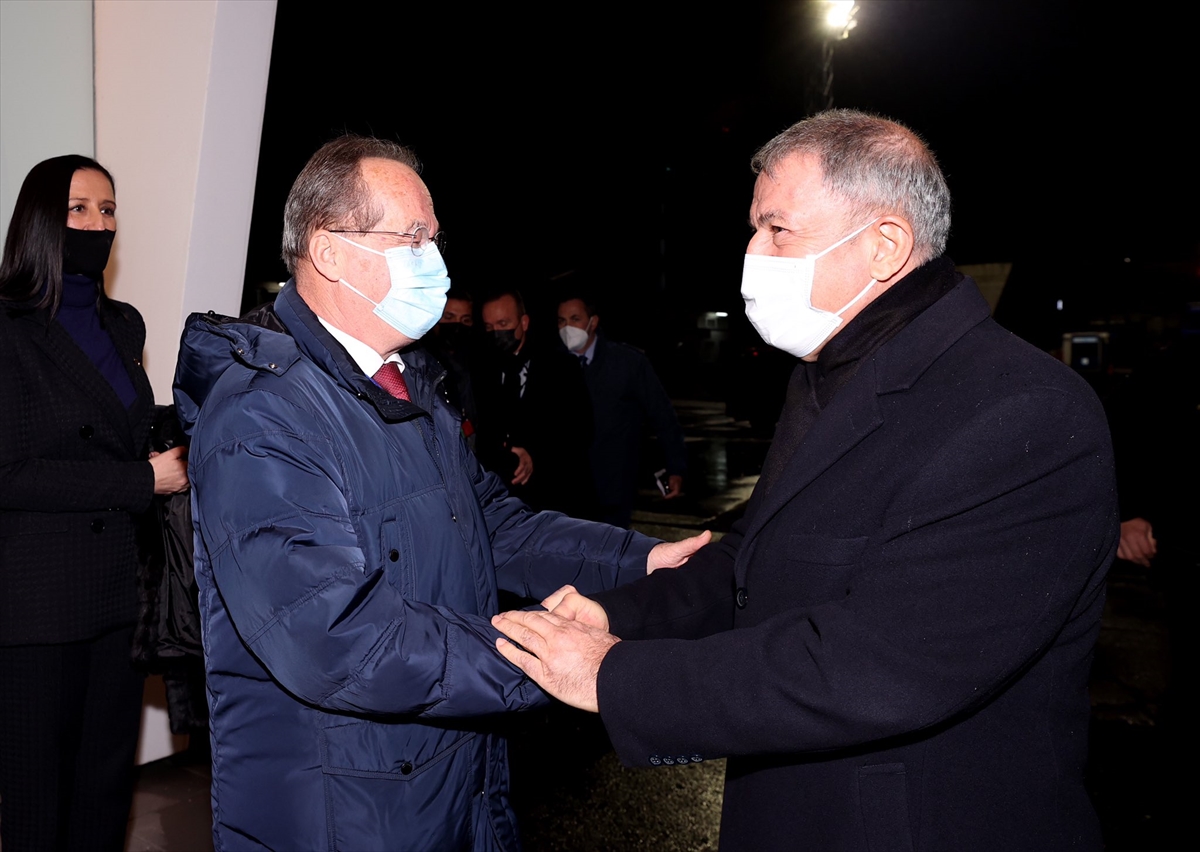 Turski ministar odbrane Akar doputovao u Sarajevo, dočekao ga Podžić