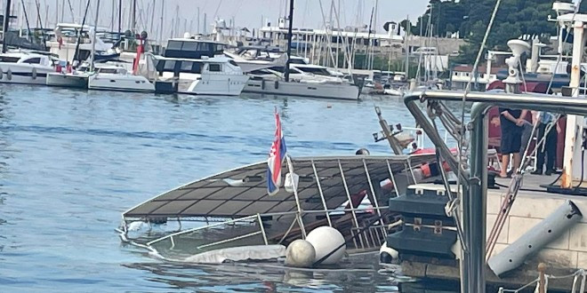 Hrvatska: Potonuo turistički brod, putnici evakuisani