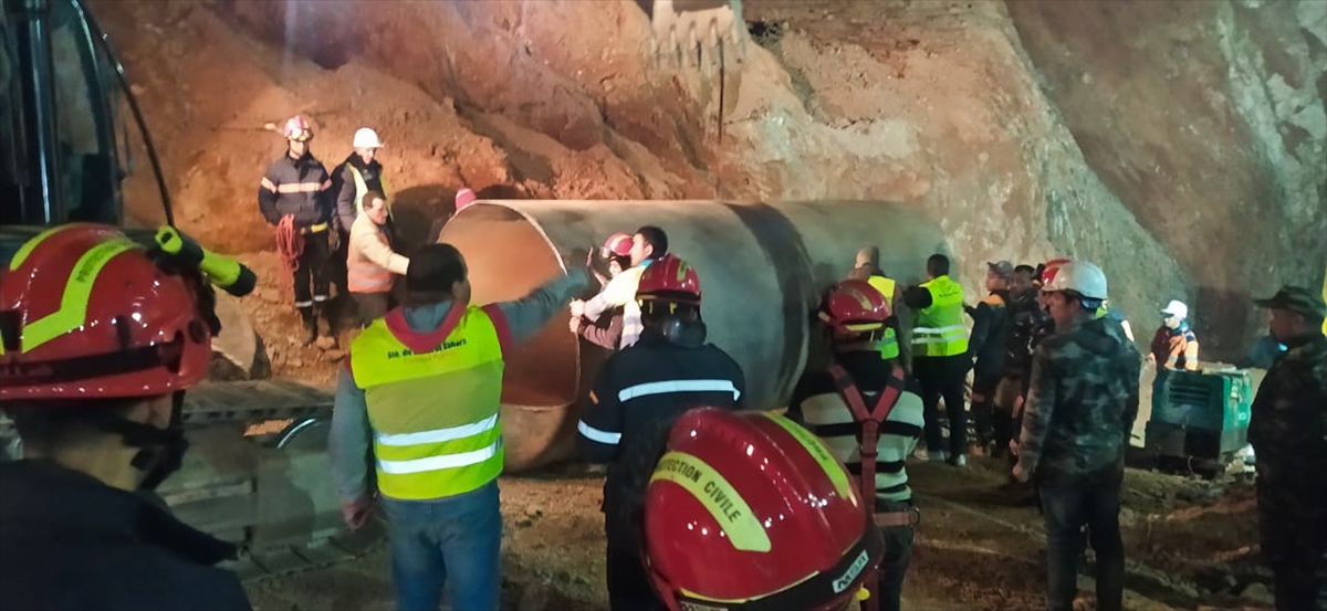 Spasioci se približavaju marokanskom dječaku zarobljenom u bunaru