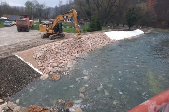 Obale Sanice trajno mijenjaju izgled, bageri ubijaju ljepotu rijeke