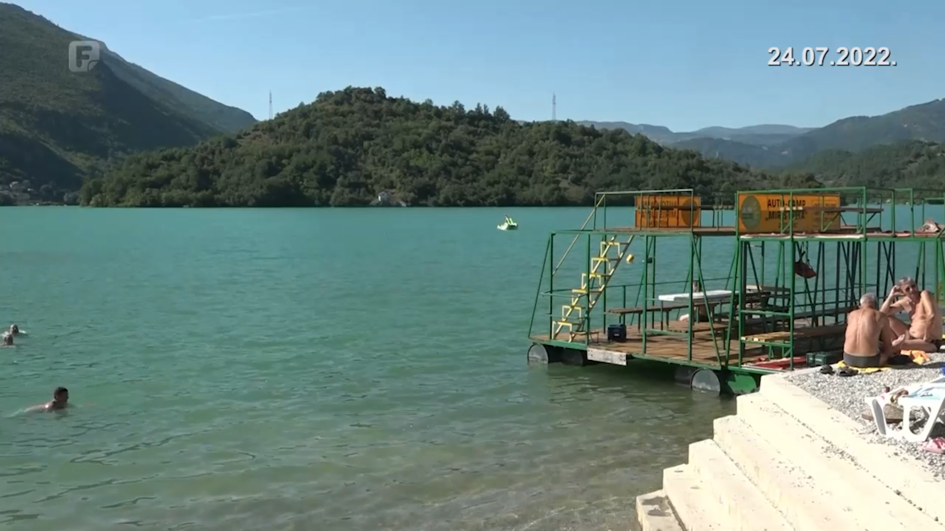 Ekipa magazina Pretežno vedro na Jablaničkom jezeru