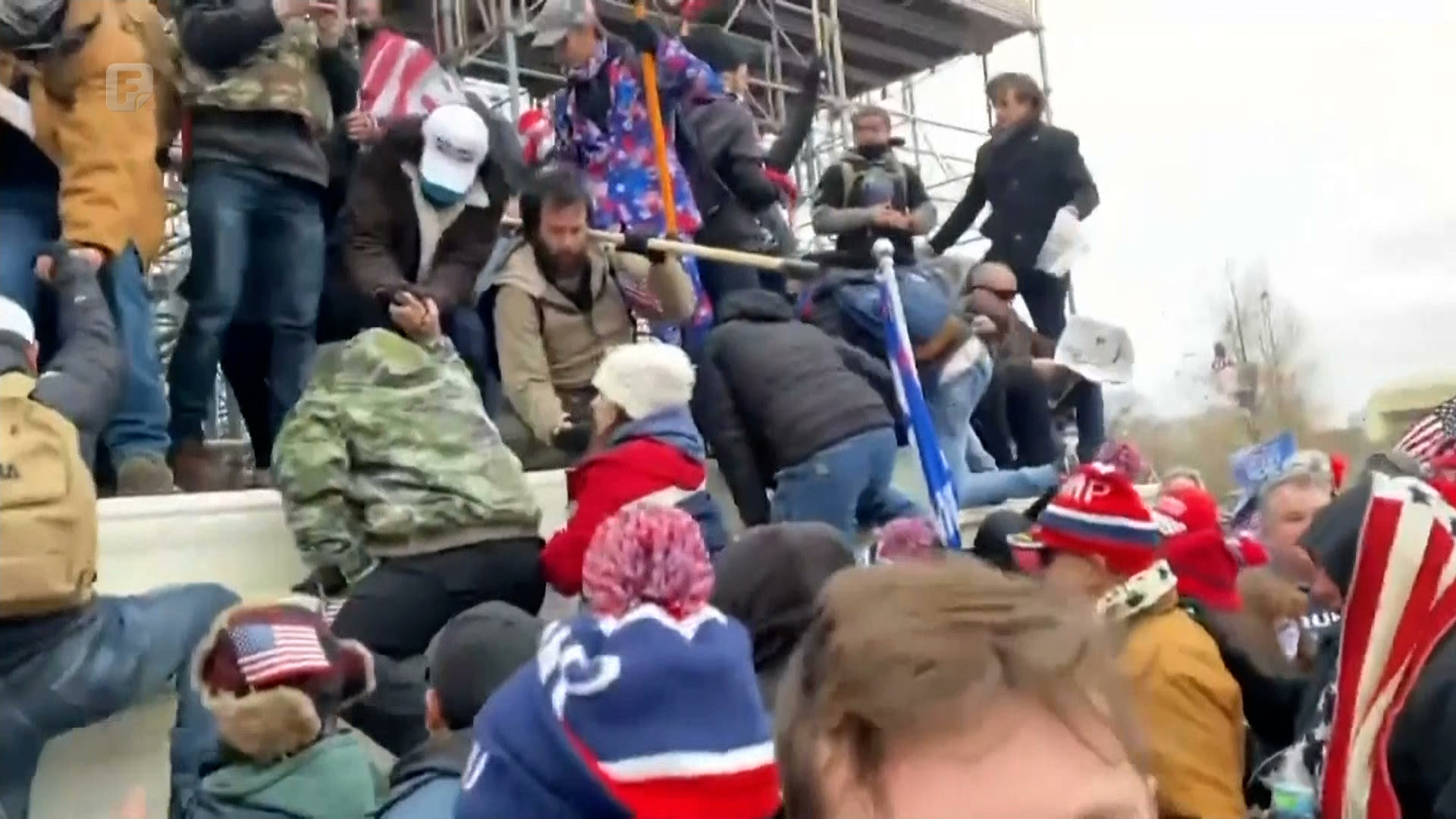 Počelo saslušanje za nerede u Kapitolu: Trump suočen sa žestokim optužbama