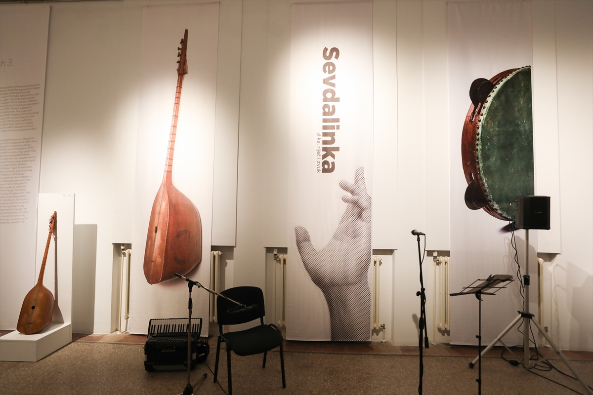 Izložba u organizaciji Zemaljskog muzeja BiH pod naslovom Sevdalinka - slika, riječ i zvuk otvorena je u Sarajevu