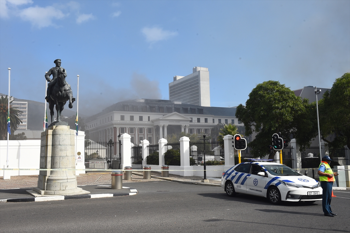 Požar u zgradi parlamenta Južnoafričke Republike još nije pod kontrolom