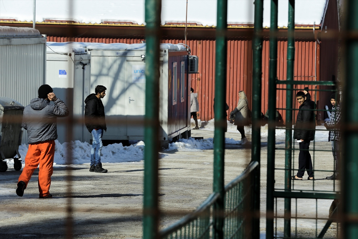 U kampovima 2.040 migranata, van prihvatnih centara zimu provodi njih 367