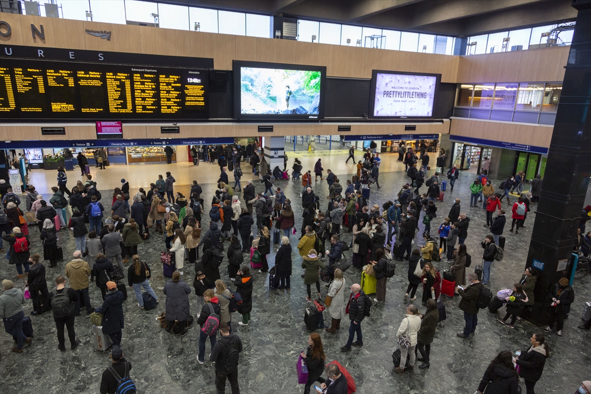 Izdato crveno upozorenje, zbog nevremena gužve na londonskim željeznicama