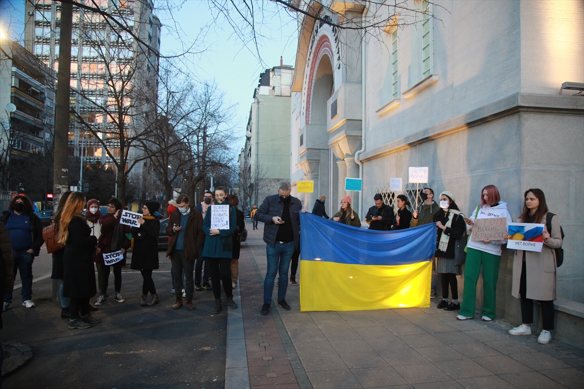 Antiratni protest ispred ambasade Rusije u Beogradu