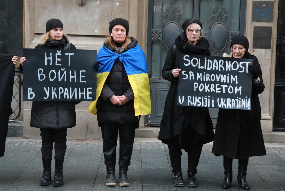 Antiratni protest u Beogradu: Žene u crnom razvile veliku zastavu Ukrajine