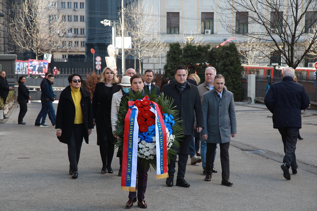 Brnabić položila vijenac na spomen-ploču na mjestu atentata na Đinđića