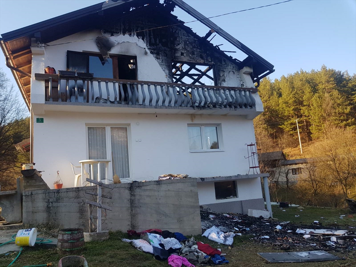 Fojnica: Maloljetni Amna, Ajna, Azra i Elvin u požaru ostali bez krova nad glavom