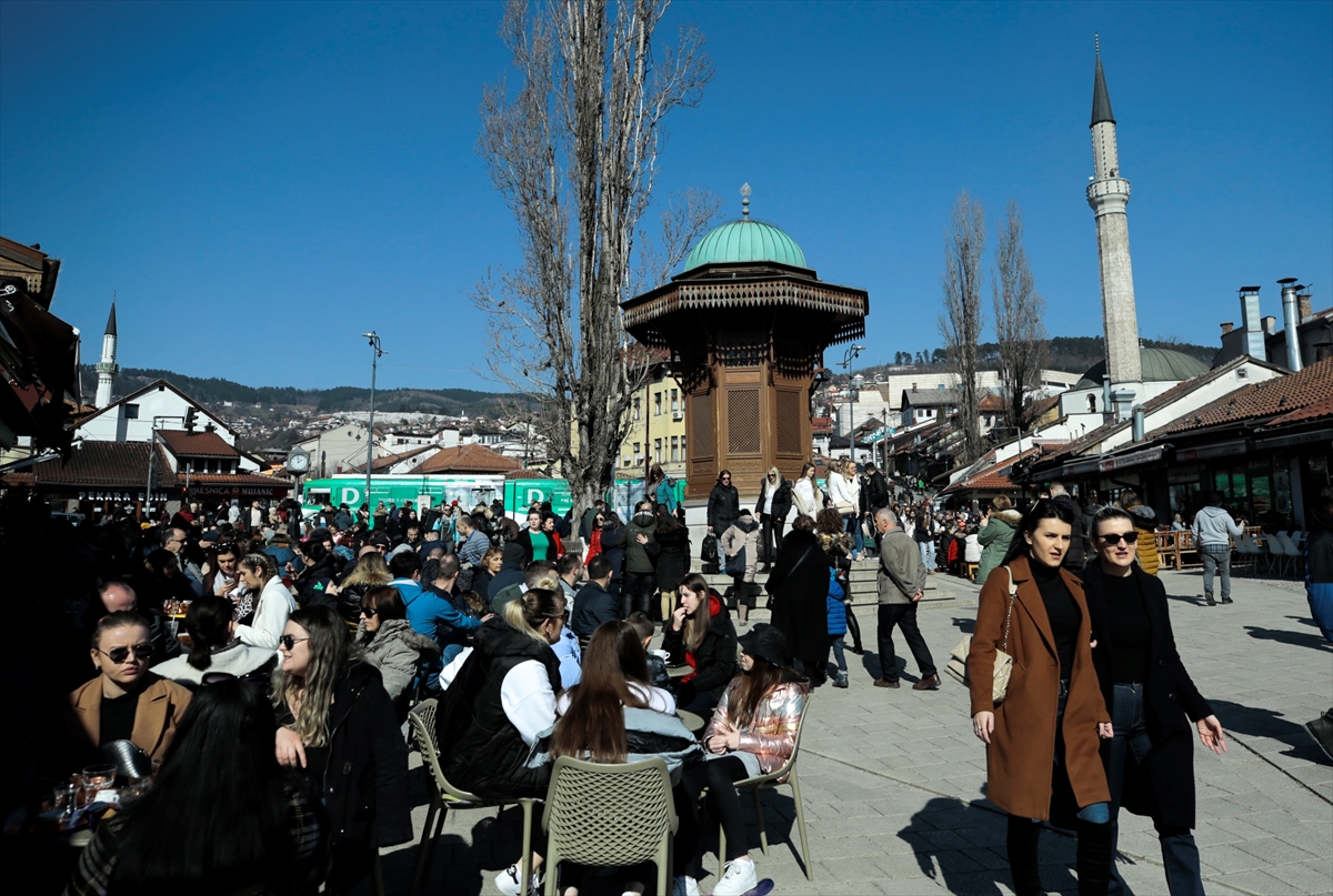 Sunčano i toplo vrijeme izmamilo brojne šetače u Sarajevu