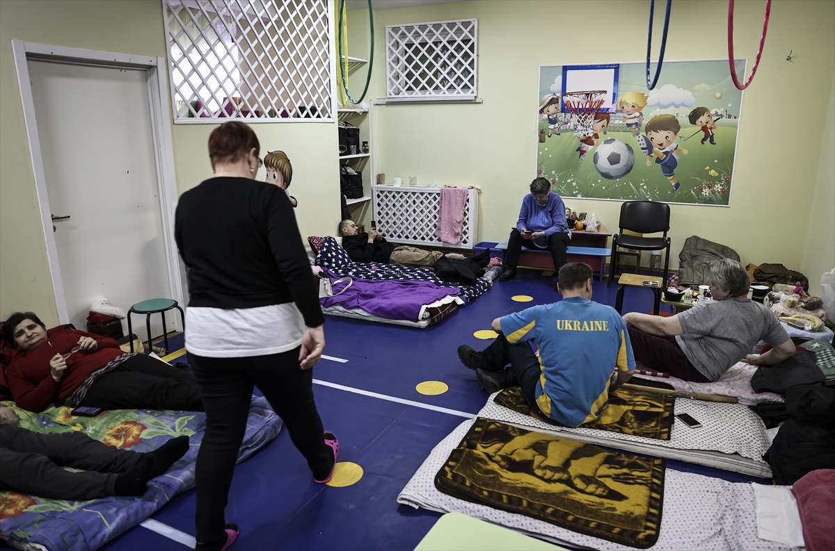 Ukrajinski civili nastavljaju bježati od rata