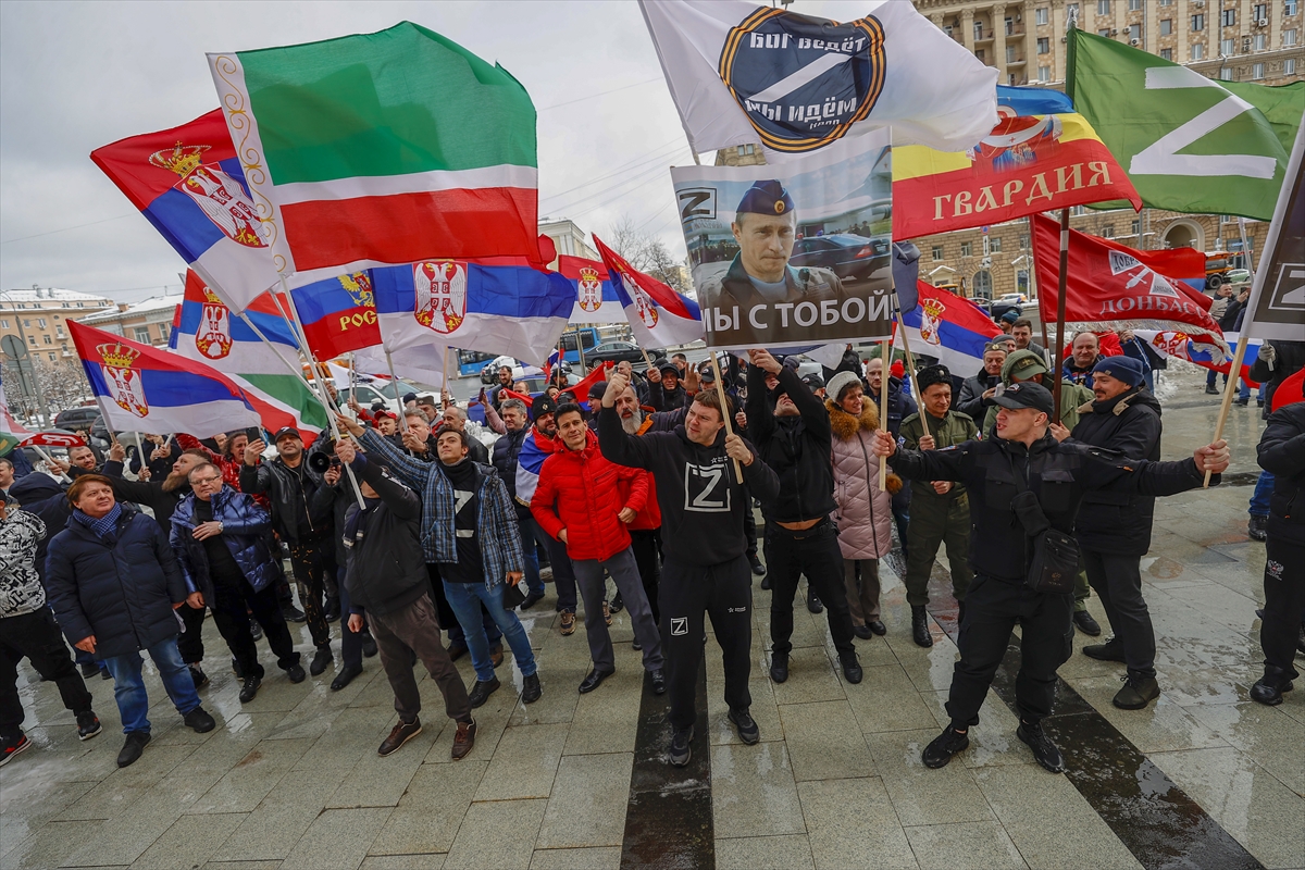 Zastave Rusije i Srbije na protestu ispred ambasade SAD-a u Moskvi