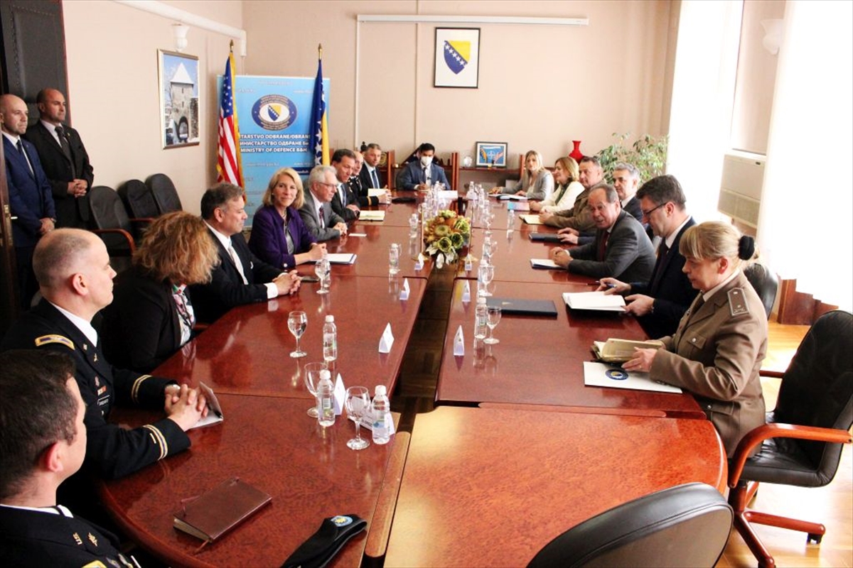 Donfried u Ministarstvu odbrane BiH: Prioriteti rješavanje zastarjele opreme i pitanja neperspektivnih lokacija
