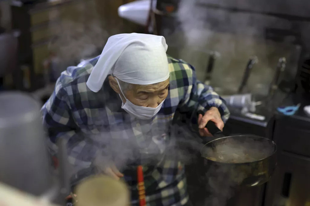 Japan na starenje stanovništva odgovara zapošljavanjem starijih žena u lokalnim biznisima