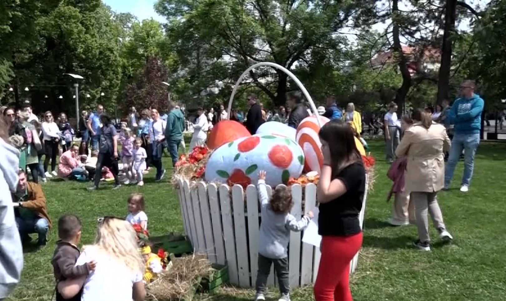 Smijeh i veselje na Vaskršnjem pikniku u Banjaluci: Djeca ukrašavala i farbala vaskršnja jaja