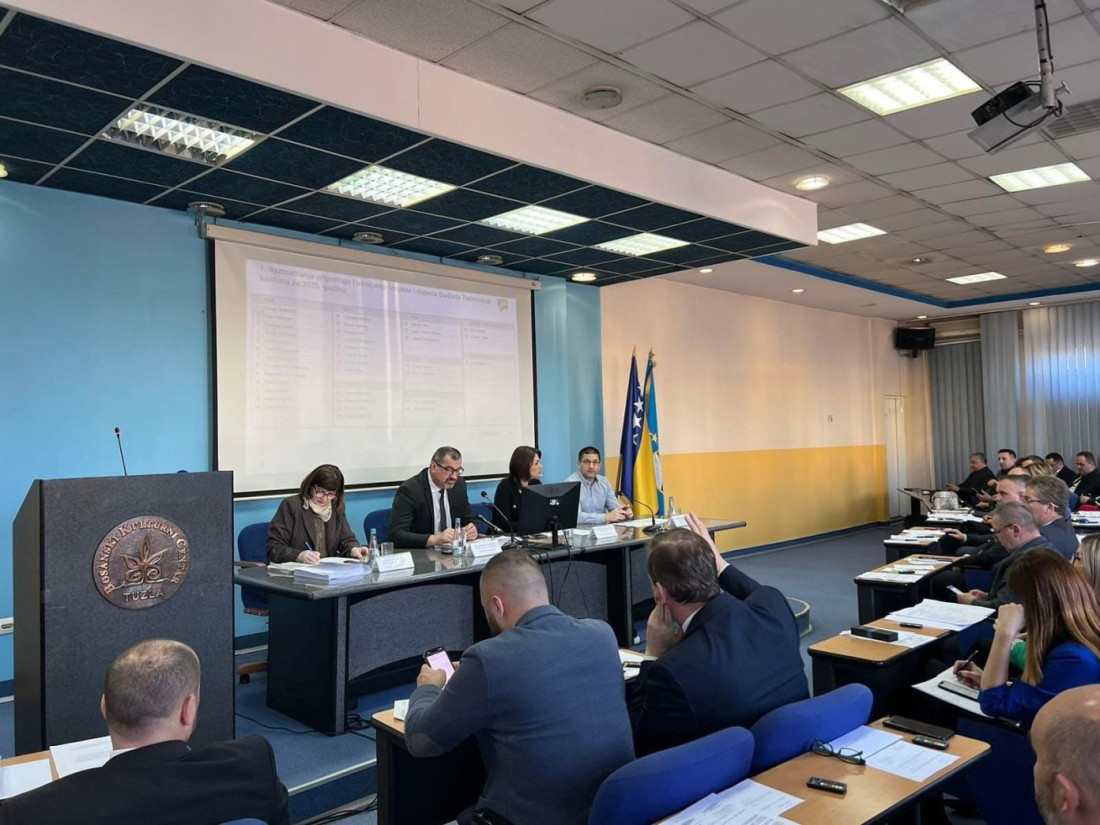 Demokratska fronta pokrenula postupak za ukidanje povećanja plaća funkcionerima u TK