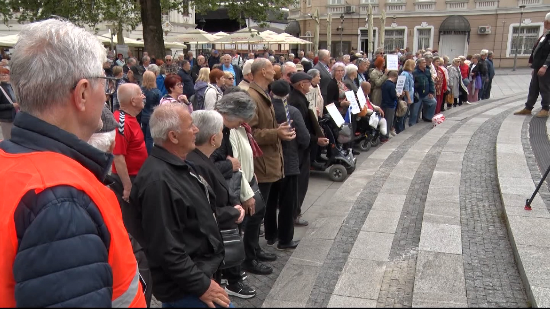 Penzionerski protest u Tuzli: „Da smo tretirani kao ljudi, ne bismo ovdje"