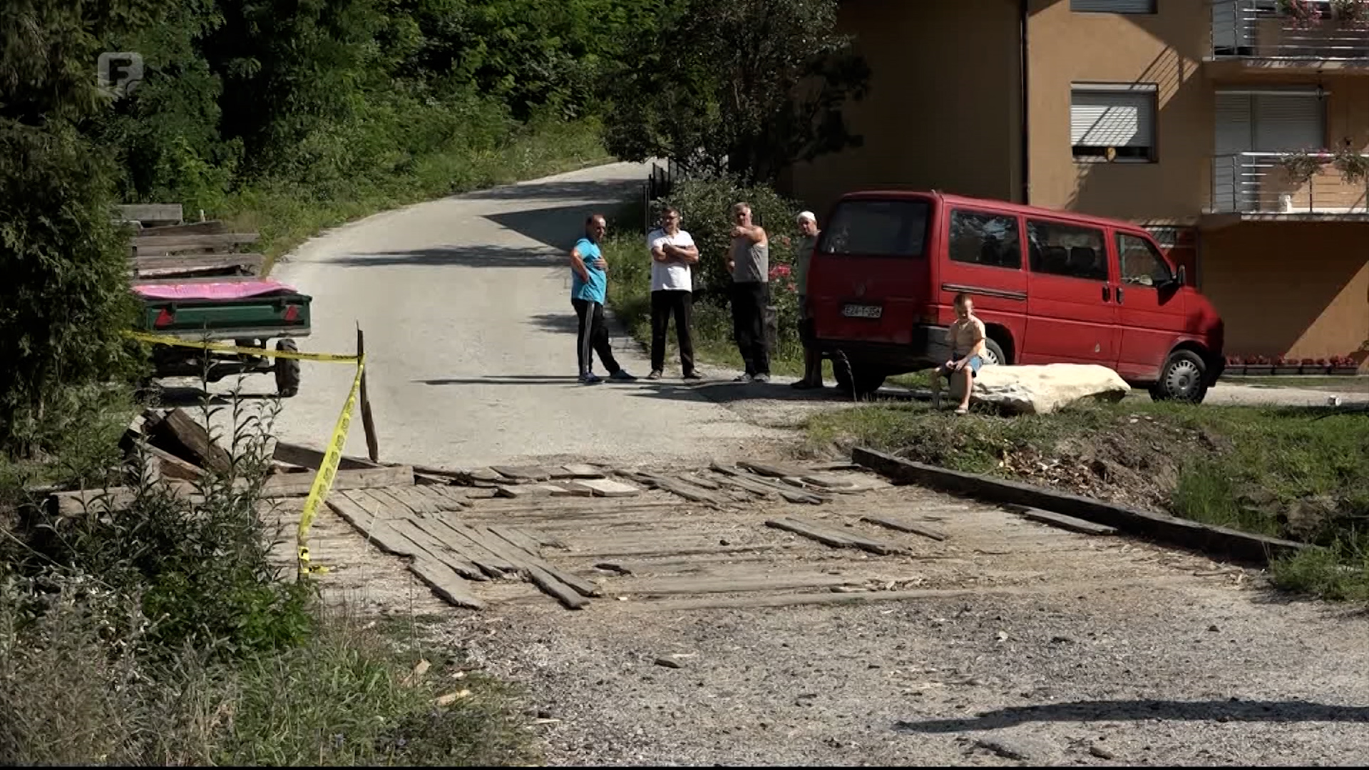 Odsječeni i u strahu, vlast šuti: Mještani sela Smajići mole za adaptaciju urušenog drvenog mosta