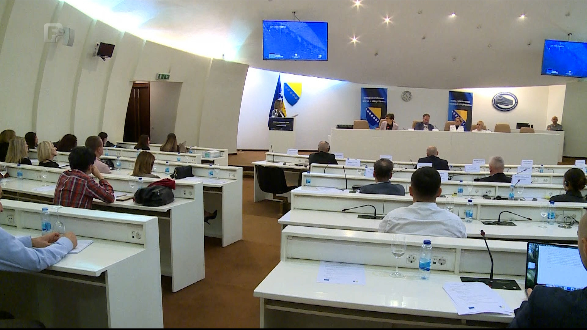 Ubrzani razvoj vještačke inteligencije, neriješena ljudska prava i ugroženi novinari