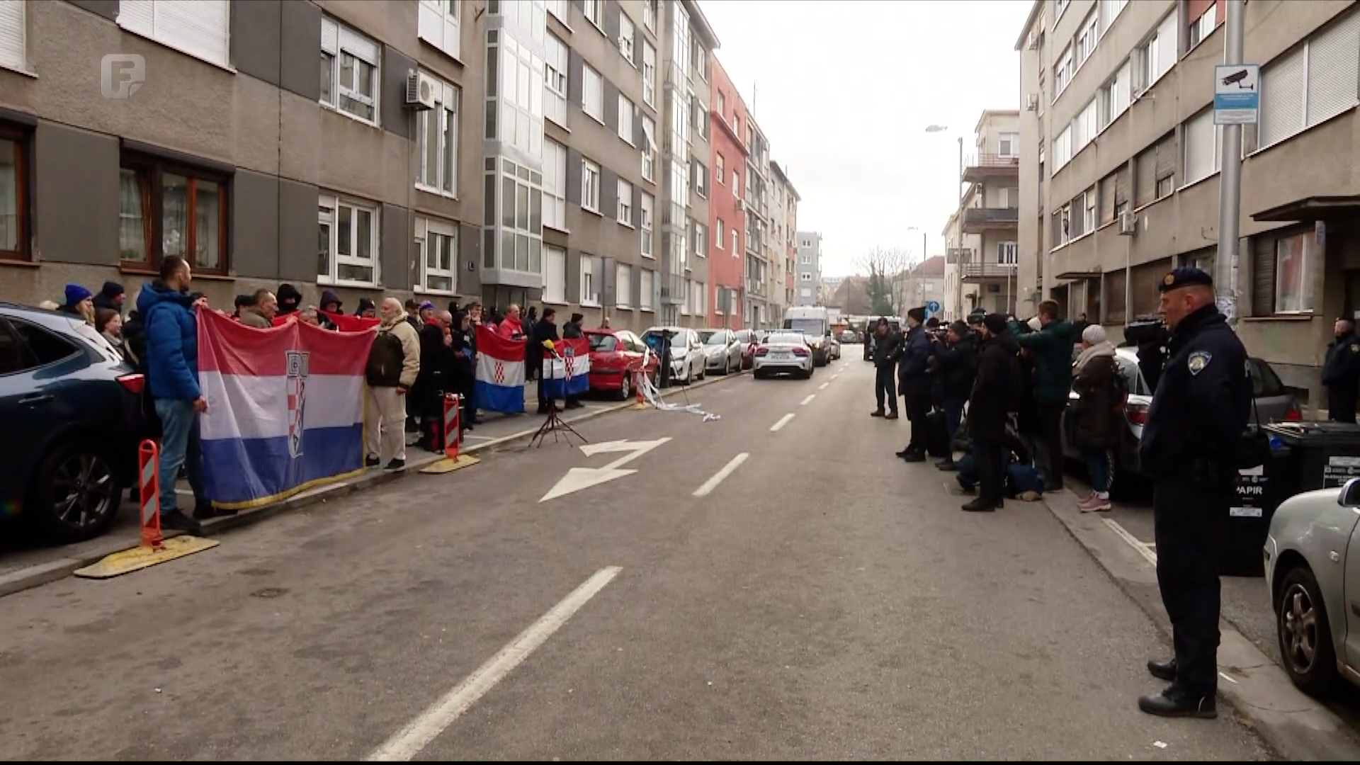 Protest desničara ispred stana zagrebačkog gradonačelnika zbog zabrane nastupa Thompsona