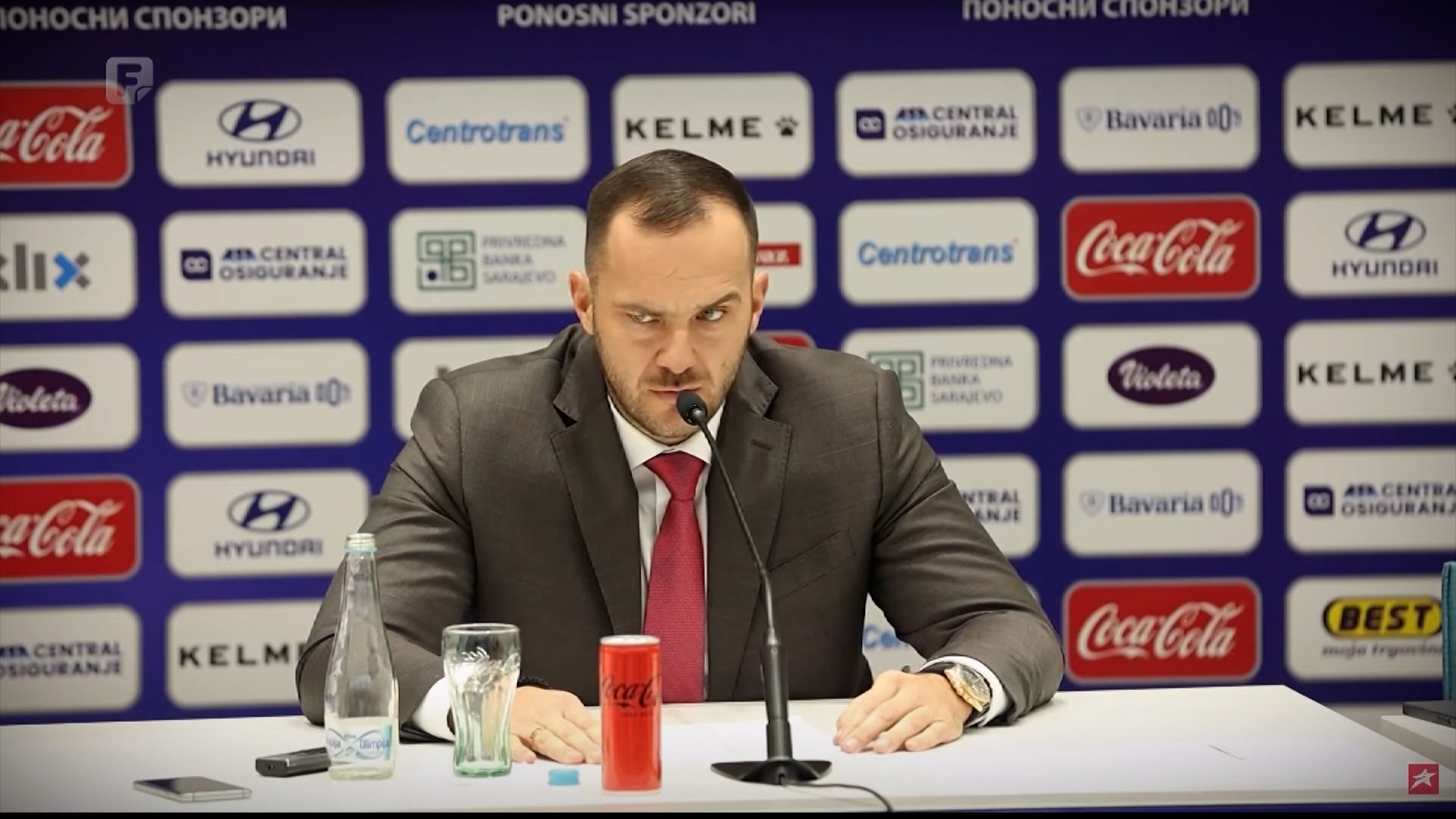 Bolje Vico na travi, nego ambasador u Srbiji