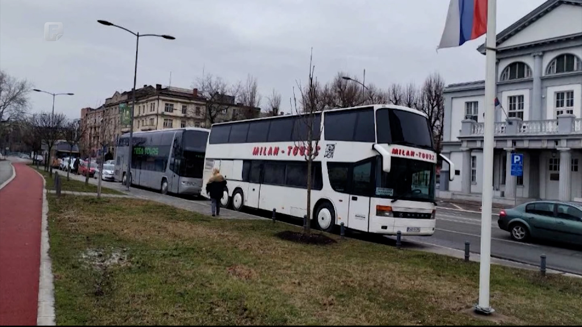 Kamenovan autobus iz BiH u Sremskoj Mitrovici nakon povratka sa skupa SNS-a