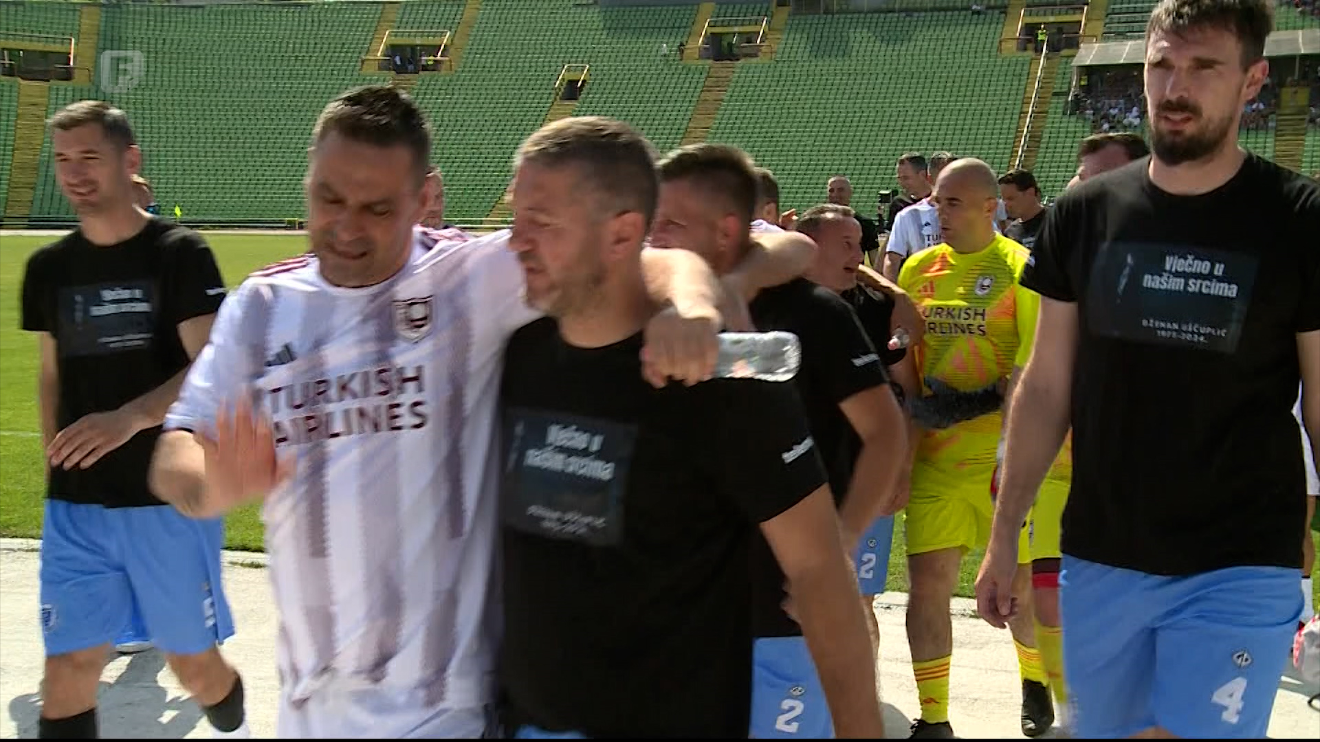 Veterani Željezničara i Sarajeva u znak sjećanja na Dženana Uščuplića odigrali humanitarni derbi