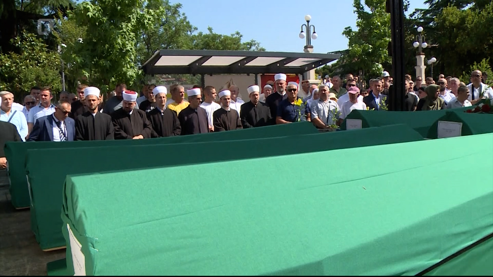 Nekoliko hiljada vjernika klanjalo dženazu namaz žrtvama zločina počinjenog u Žuljima