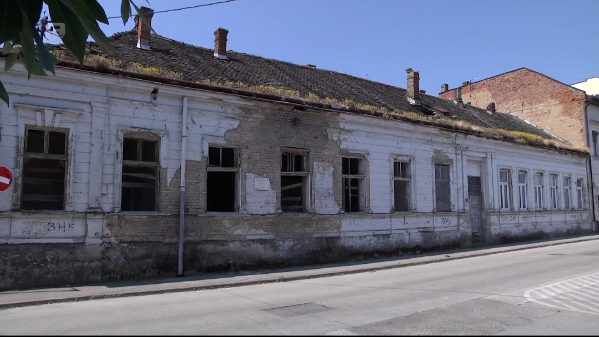 Zgrada Prve pošte u Brčkom čeka obnovu, a stanari da im se krov sruši na glavu