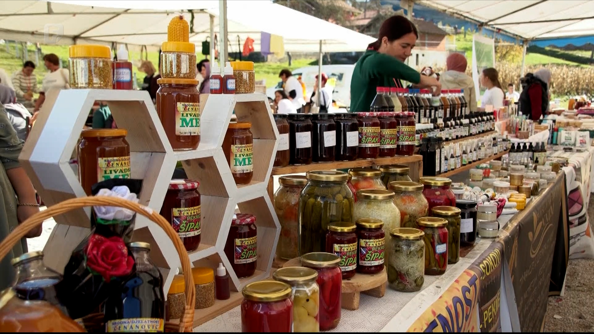 U Velikoj Kladuši održan Sajam jeseni: Tradicija, domaći proizvodi i žensko poduzetništvo