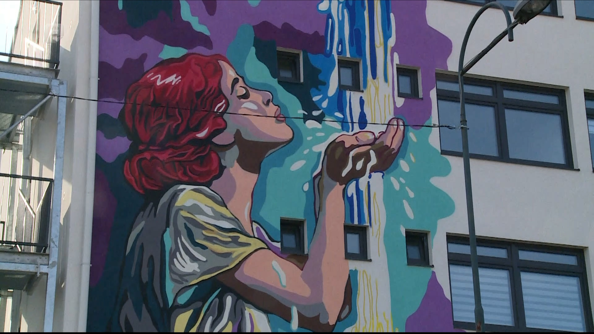 80 godina UN-a: Adnan Dupanović oslikava mural u Sarajevu