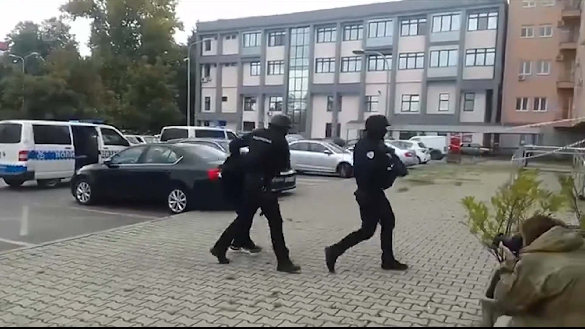 Bivšem savjetniku direktora policije RS-a i njegovim sinovima pritvor zbog napada na policajce