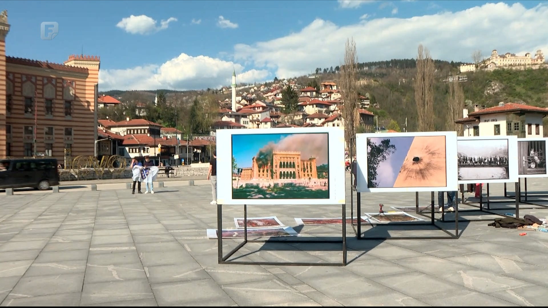 Kultura sjećanja i suočavanje s prošlošću: U Sarajevu otvorena izložba fotografija 'Muha u avionu'