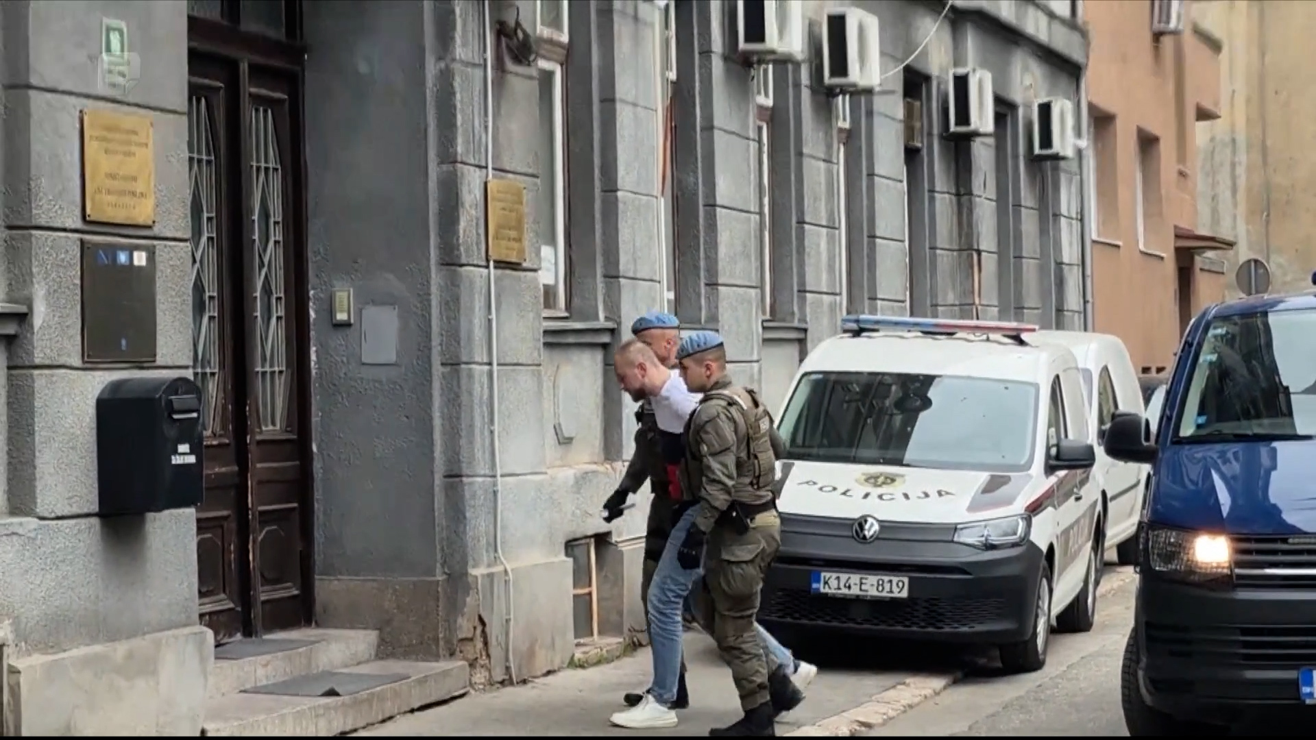 Smrtni slučaj na Dobrinji dobio novi obrat: Umjesto nesreće, policija istražuje ubistvo, uhapšene tri osobe