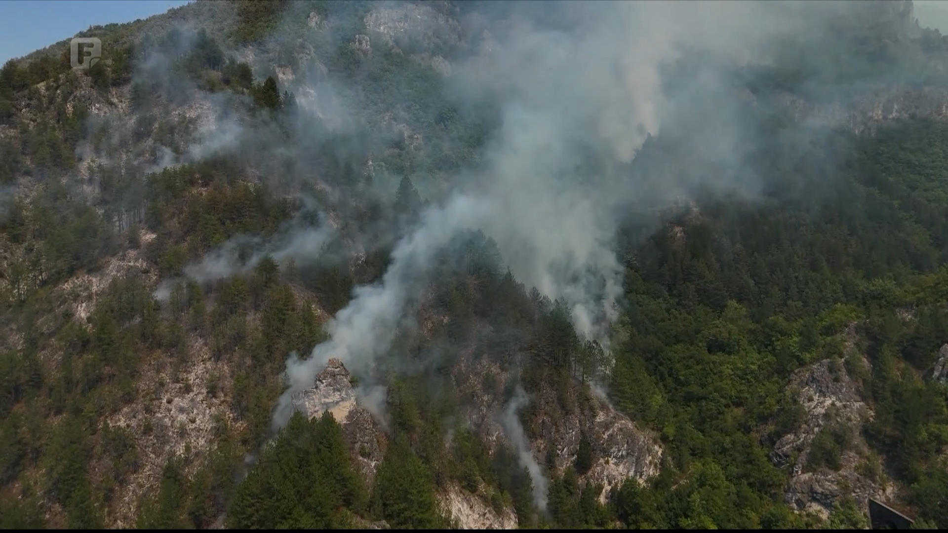 Helikopter Oružanih snaga BiH nastavlja gasiti požar na području Konjica