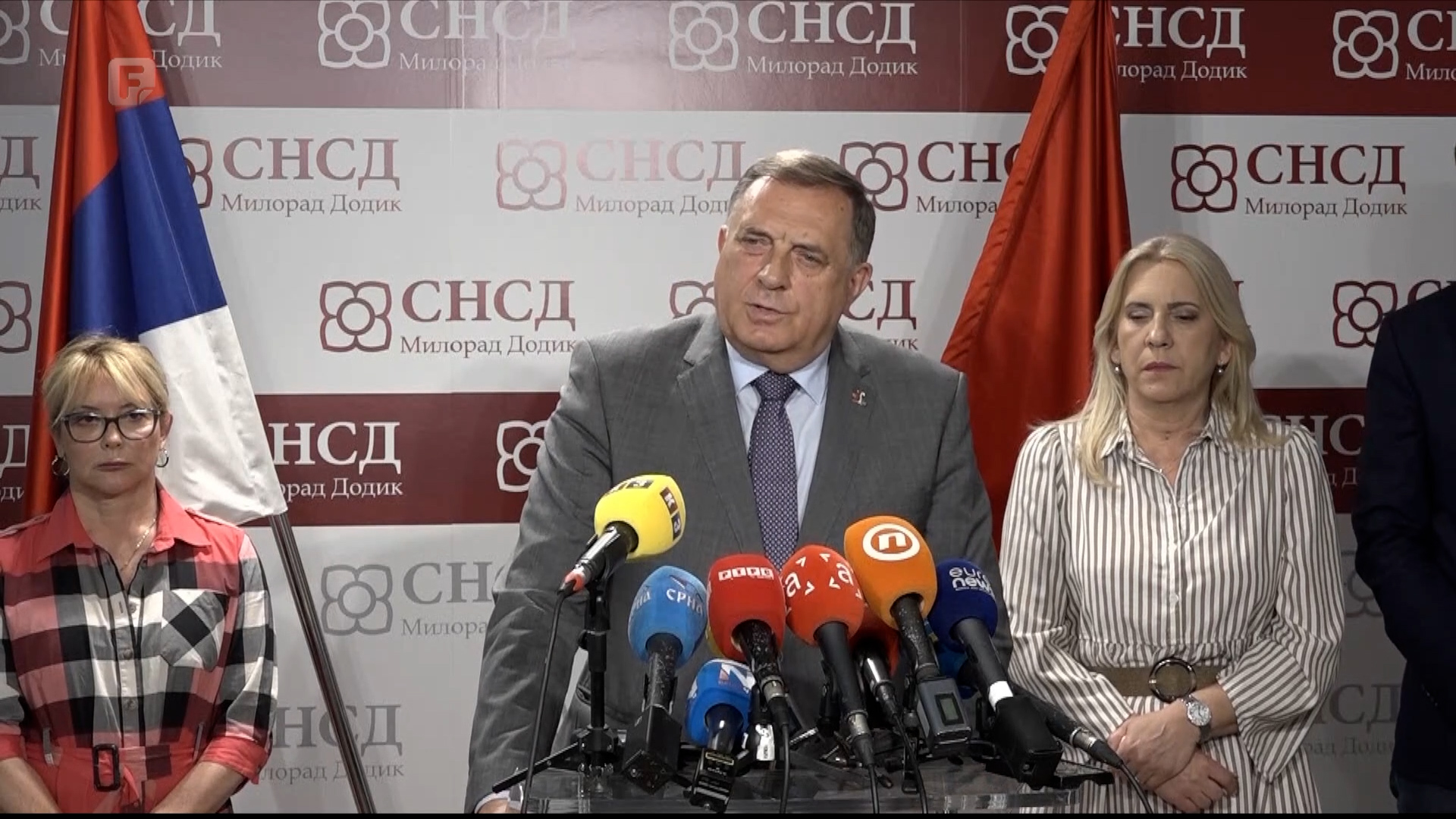 Entitetski Deda Mraz: Institucije u sjeni jednog čovjeka