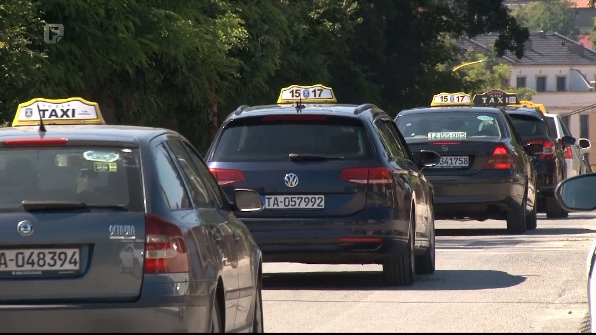 Taksisti protestnom vožnjom kroz Tuzlu: Traže hitne izmjene zakona i zaustavljanje izdavanja novih dozvola