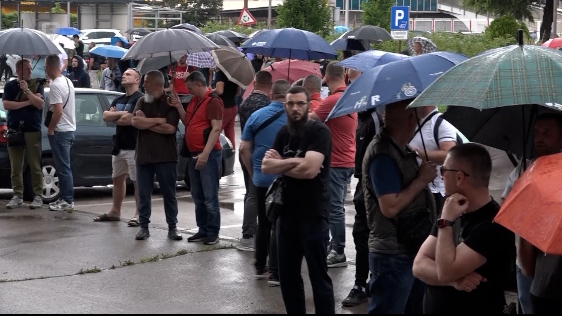 Radnici Nove Željezare Zenica mirno protestirali pred zgradom Uprave