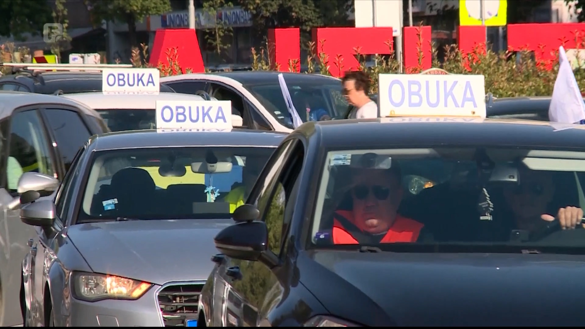 Protestna vožnja autoškola u Tuzli: Nezadovoljni zbog novog načina polaganja vozačkog ispita