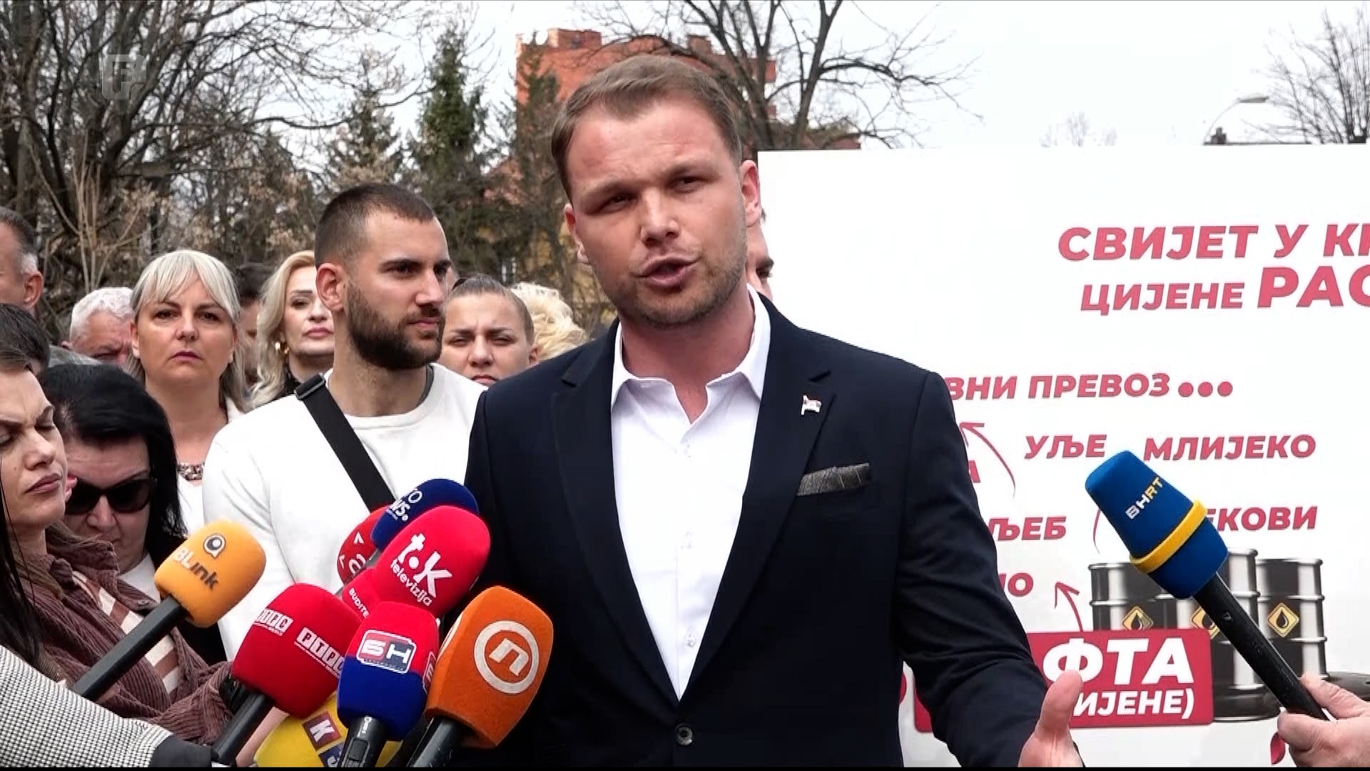 Politička predstava pred Vladom RS-a: Stanivuković upozorava na krizu, Minić tvrdi - problema nema