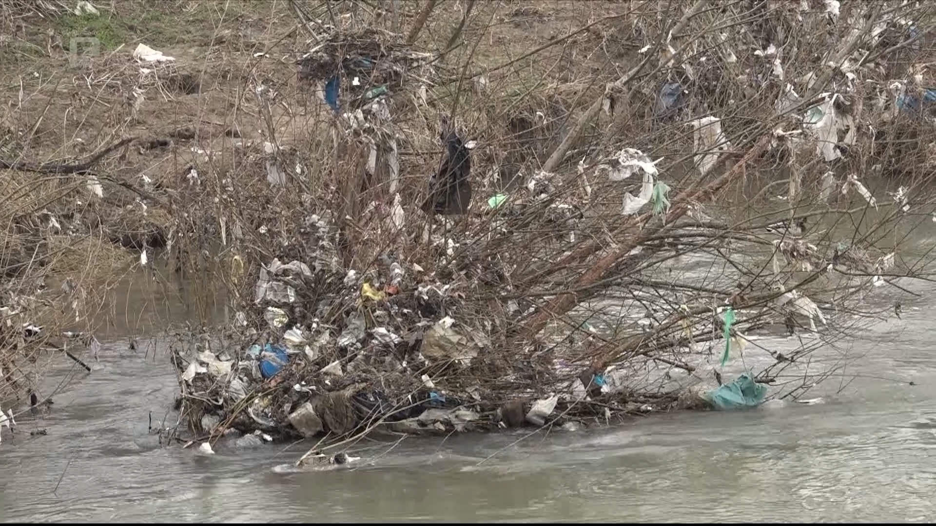 Bosnom pluta otpad: Ekološki aktivisti upozoravaju - vrijeme je za čišćenje rijeka!