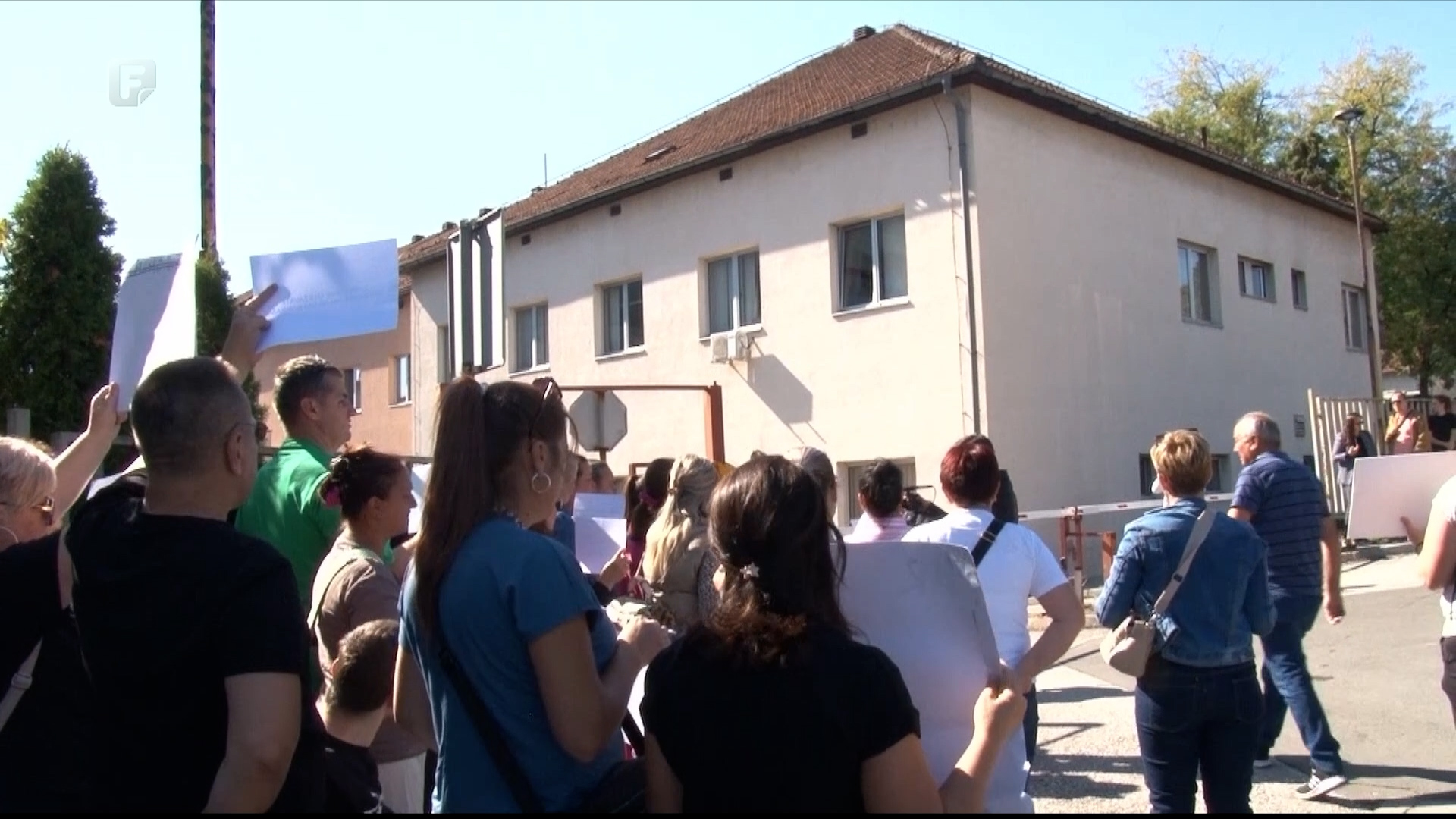 Protest ispred UKC-a Tuzla: Nezadovoljni roditelji pitaju – ko će liječiti našu djecu?