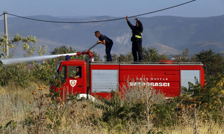 U Širokom Brijegu požar ugrožava kuće