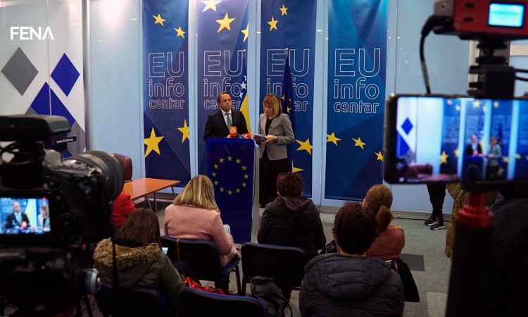 Várhelyi u BiH: blokade neprihvatljive, perspektiva samo uz saradnju