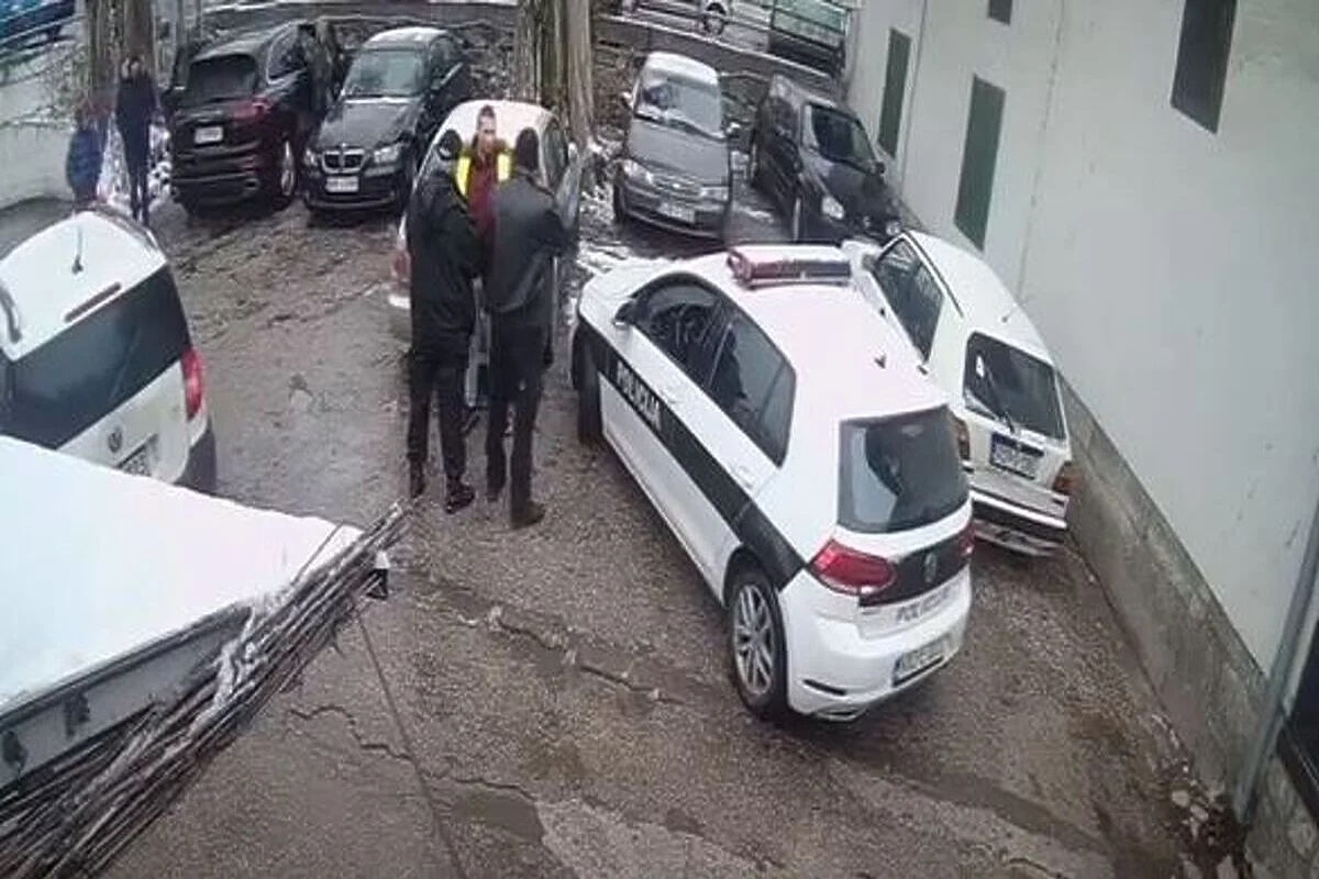 MUP KS-a o snimku na kome policajac tuče radnika na parkingu