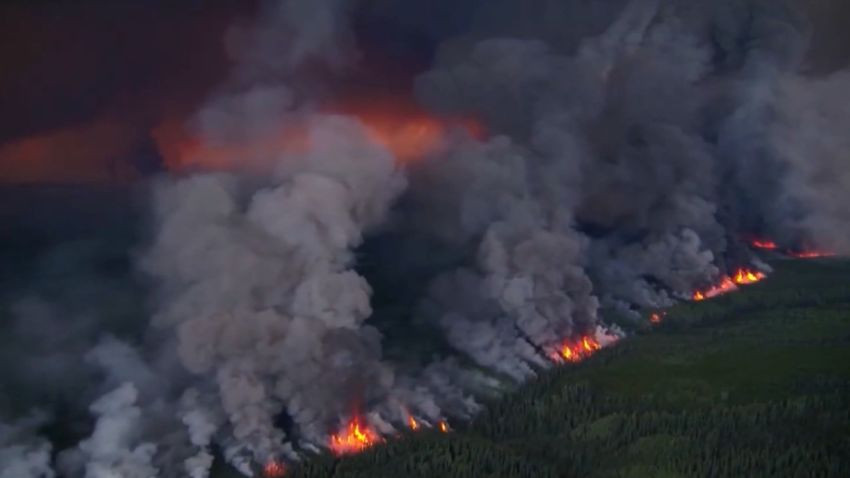 Požar prilazi udaljenom gradu u Kanadi, stanovnici bježe jedinim putem, vatrogasni avioni ih štite