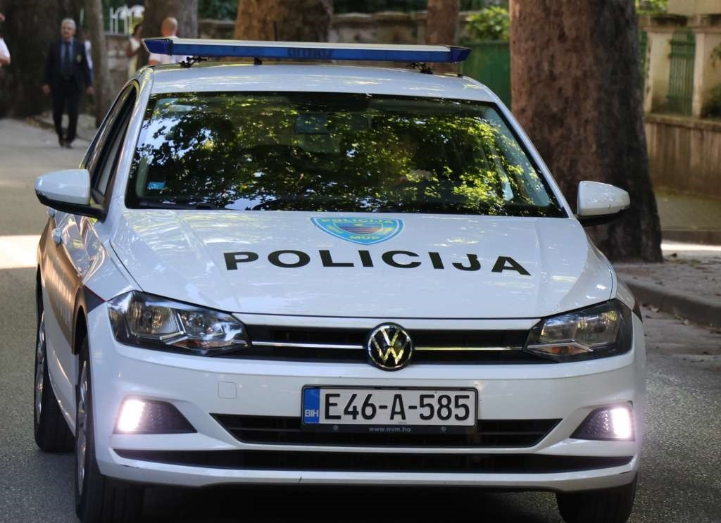 U saobraćajnoj nezgodi u Ostrošcu povrijeđene dvije osobe, saobraćaj ponovo uspostavljen